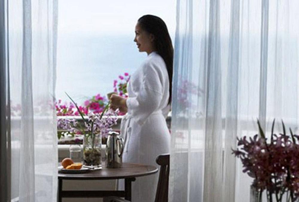 Miri Marriott Resort & Spa Стая снимка A woman wearing a bathrobe