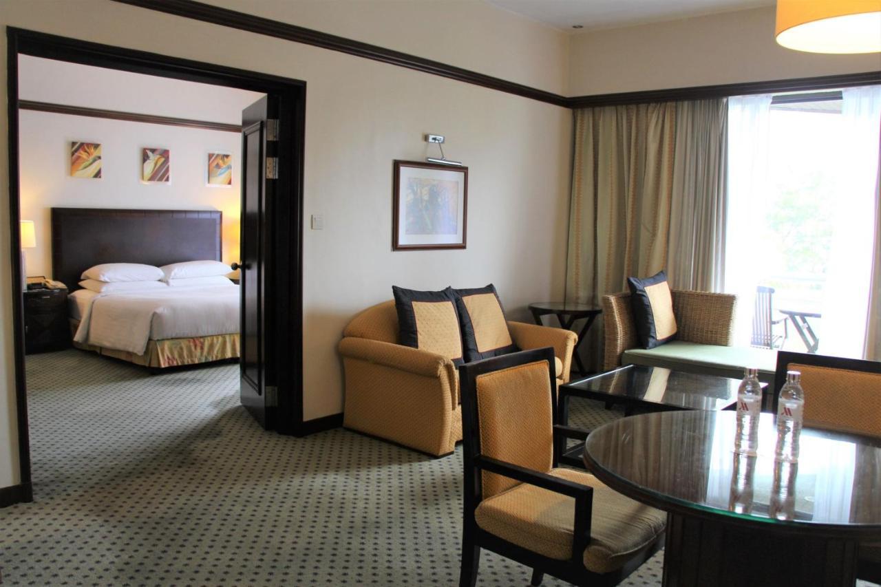 Miri Marriott Resort & Spa Екстериор снимка A suite at the Shangri-La Hotel, Kuala Lumpur