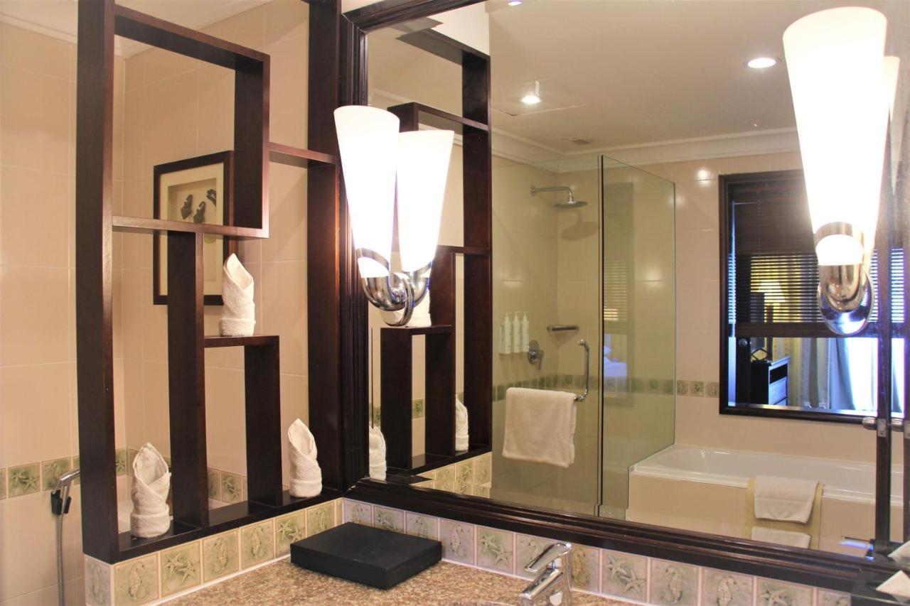 Miri Marriott Resort & Spa Екстериор снимка A bathroom in a hotel