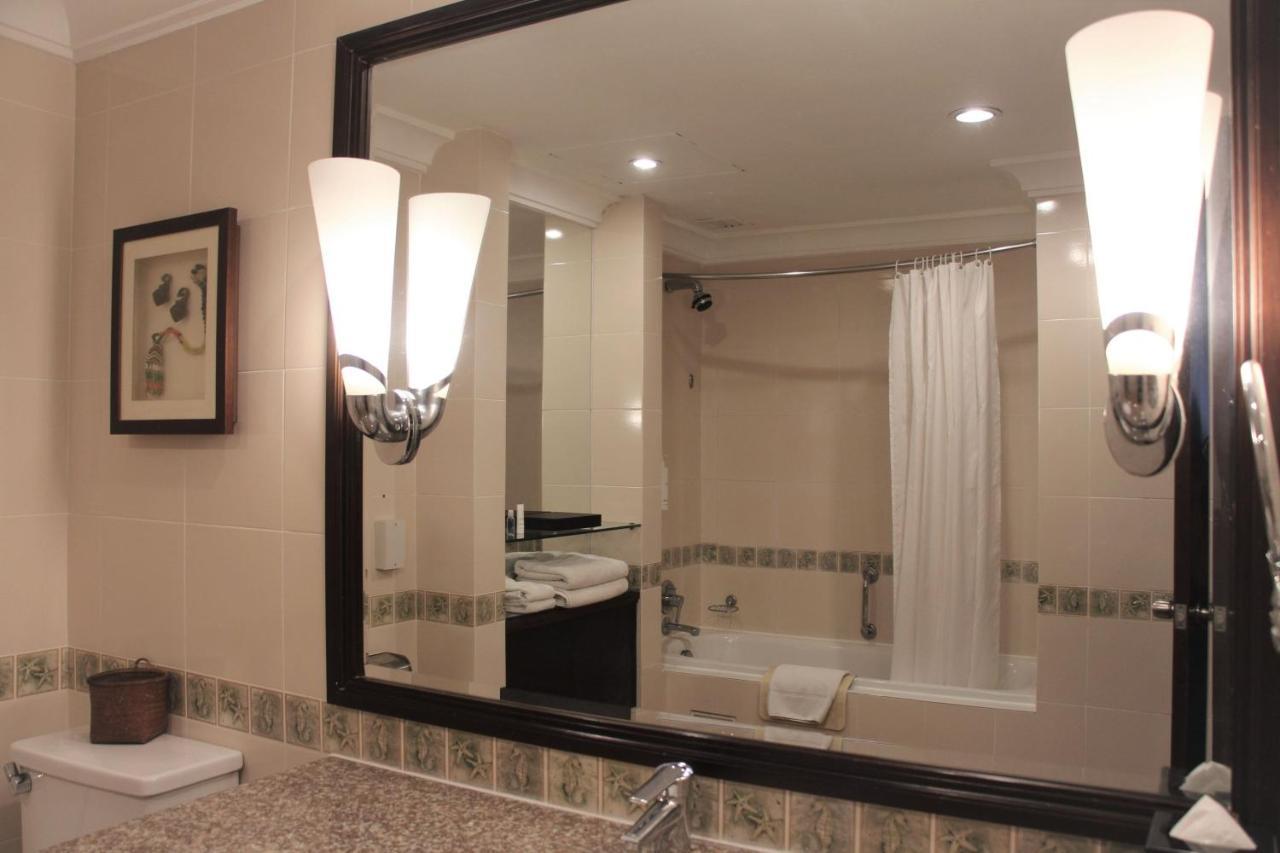 Miri Marriott Resort & Spa Екстериор снимка A bathroom mirror
