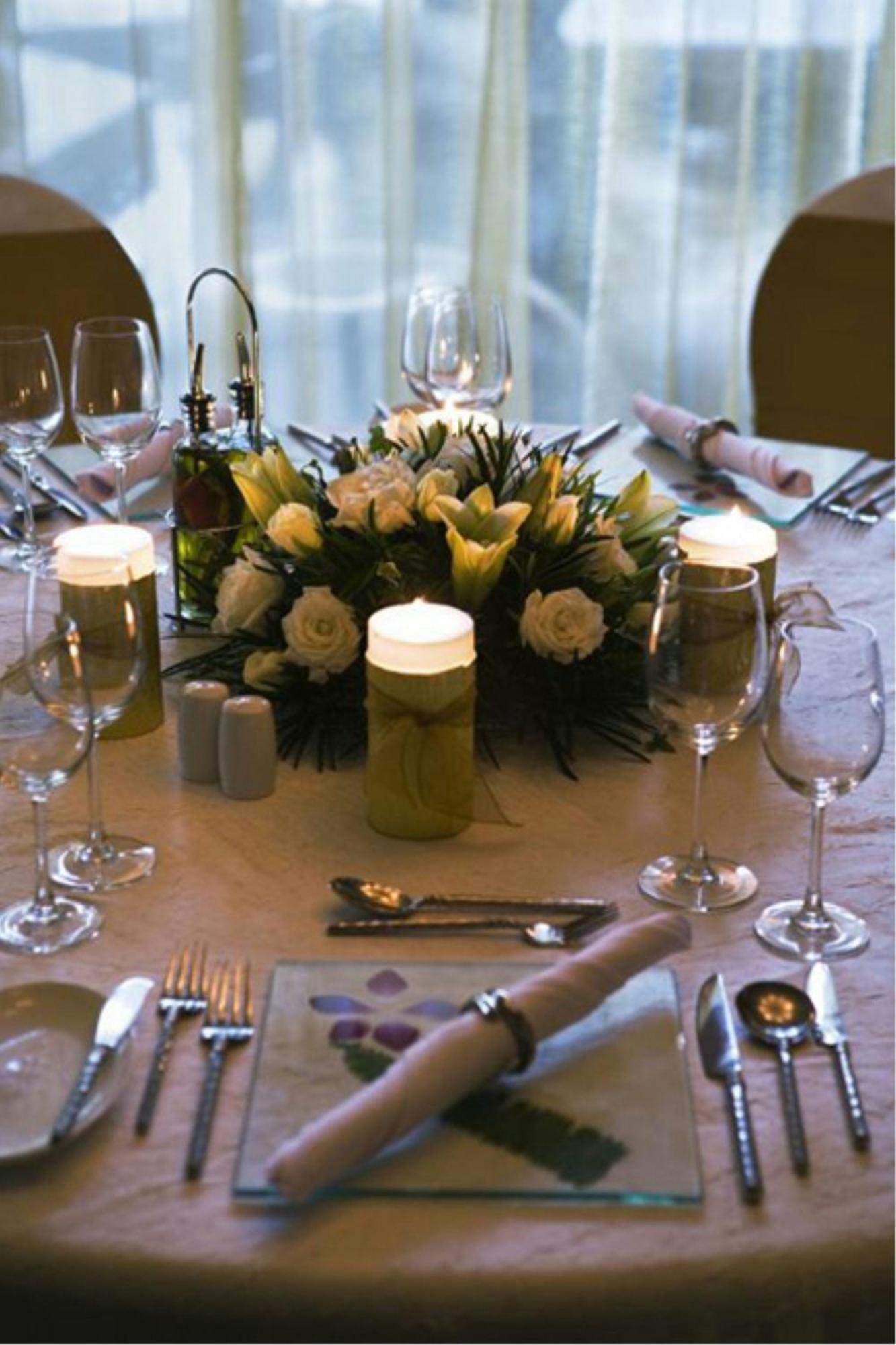 Miri Marriott Resort & Spa Ресторант снимка A table set for a formal dinner