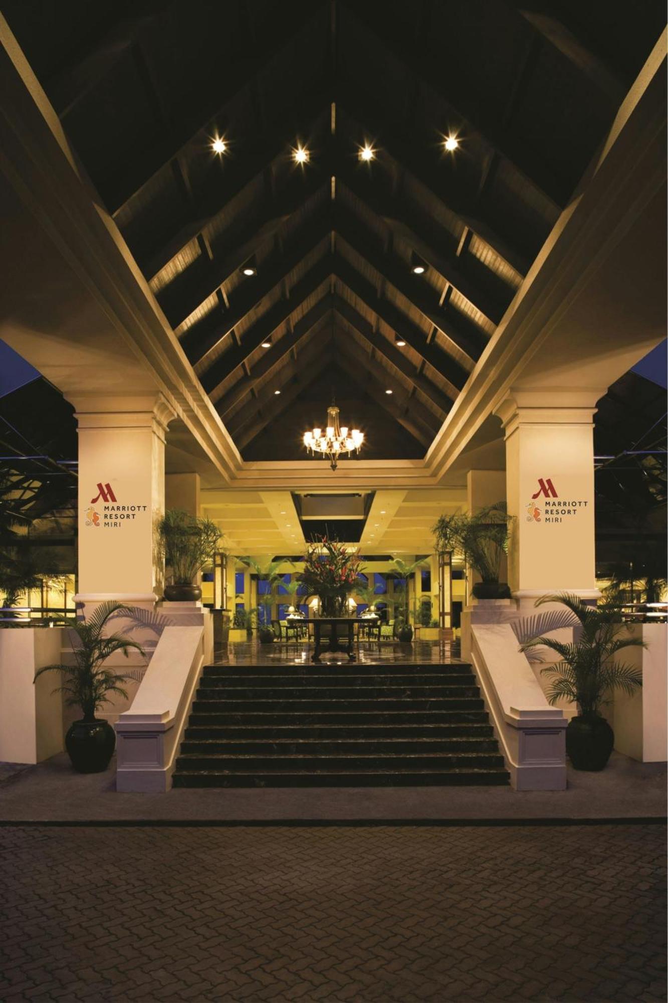 Miri Marriott Resort & Spa Екстериор снимка The hotel's entrance