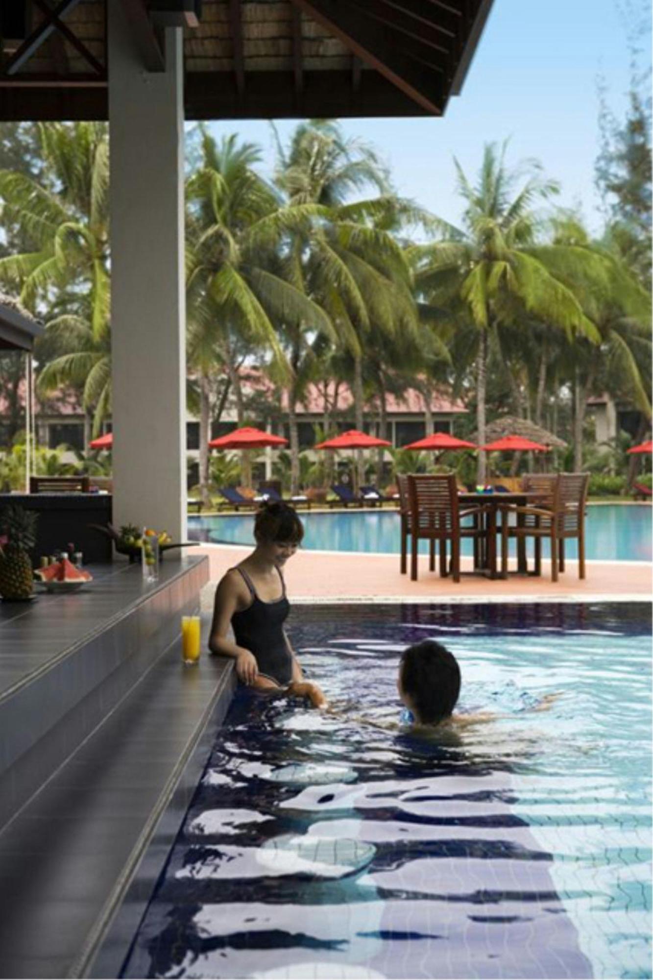 Miri Marriott Resort & Spa Екстериор снимка Swimming pool at the hotel