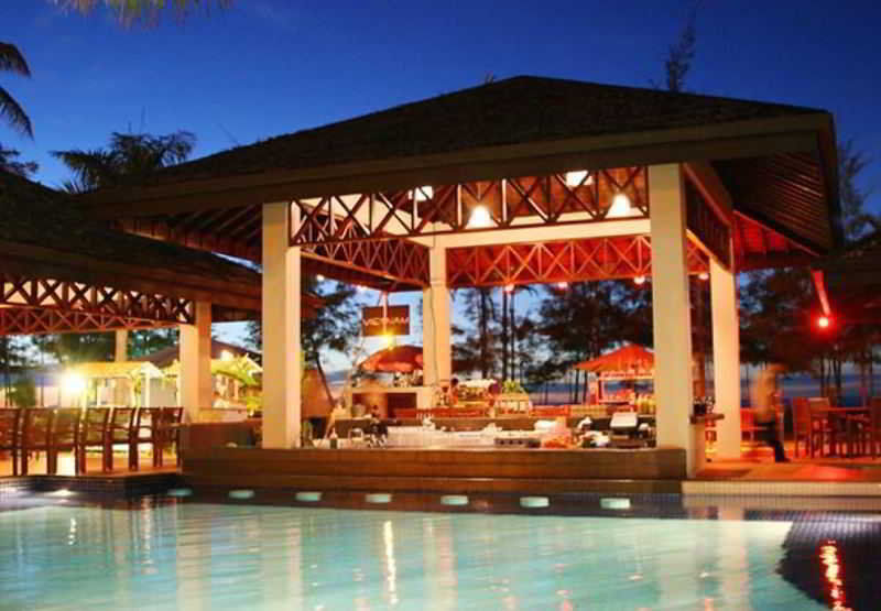 Miri Marriott Resort & Spa Екстериор снимка The swimming pool at the resort