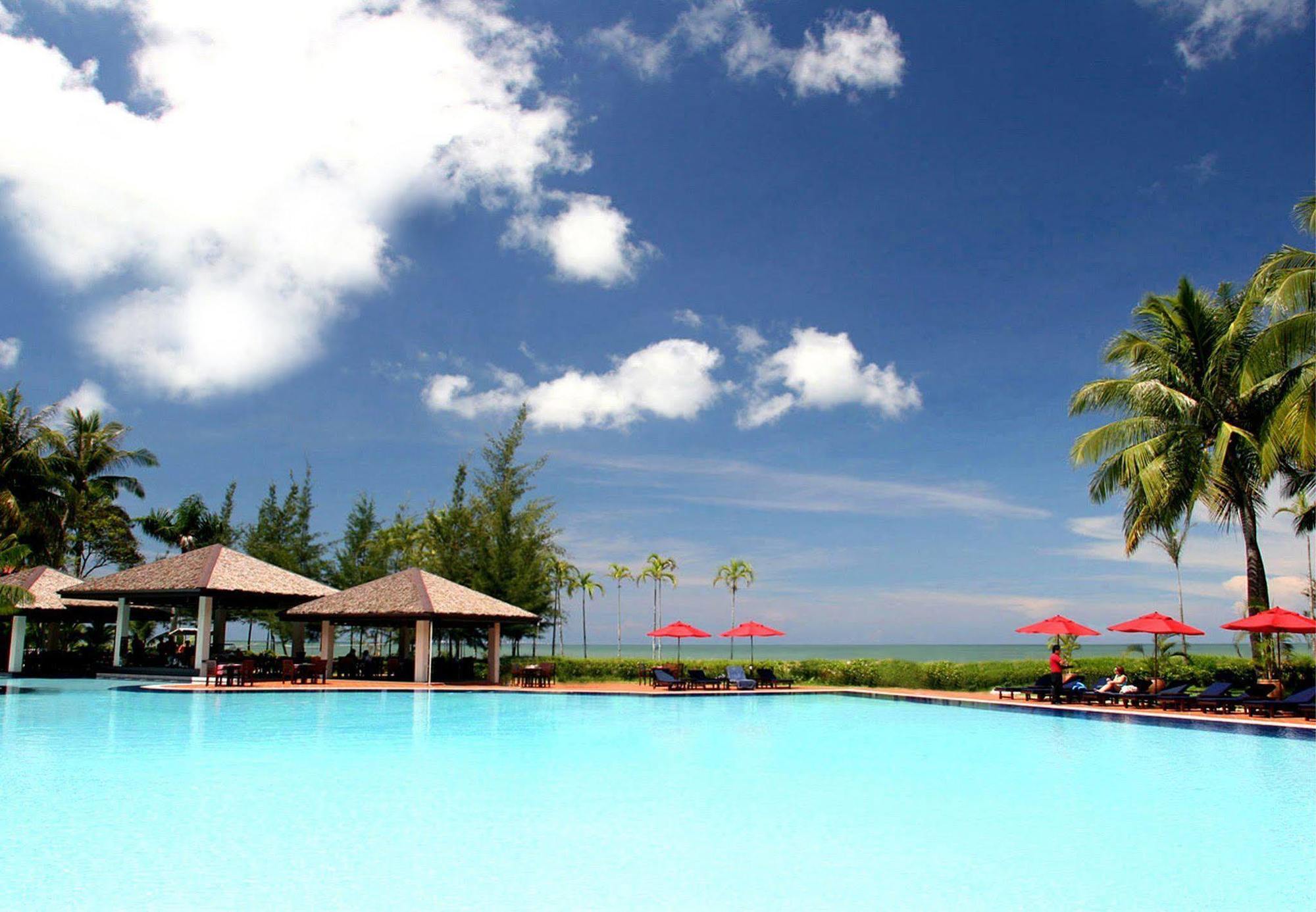 Miri Marriott Resort & Spa Екстериор снимка The pool at the Royal Island Resort and Spa